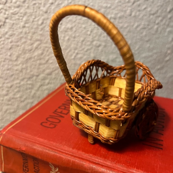 Vintage Small Brown Wicker Figurine Wheelbarrow Trinket Basket Jewelry Box - Picture 8 of 8